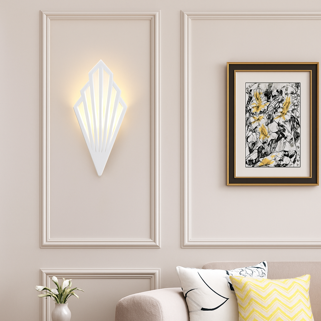 Applique murale triangulaire LED en métal coloré – design géométrique